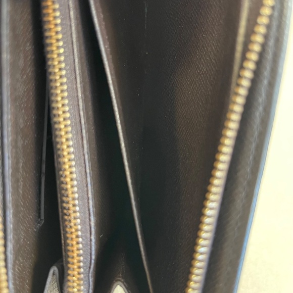 Louis Vuitton Preloved Damier Ebene Zippy Wallet w/ Certificate of Authenticity - Picture 12 of 14